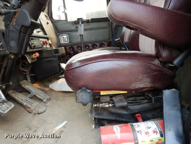 image for item DJ6516 1994 Kenworth  semi truck