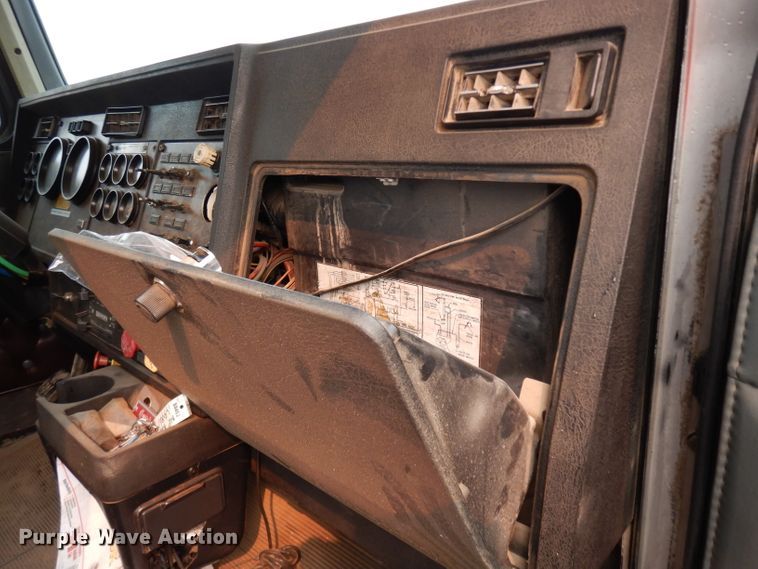 image for item DJ6516 1994 Kenworth  semi truck