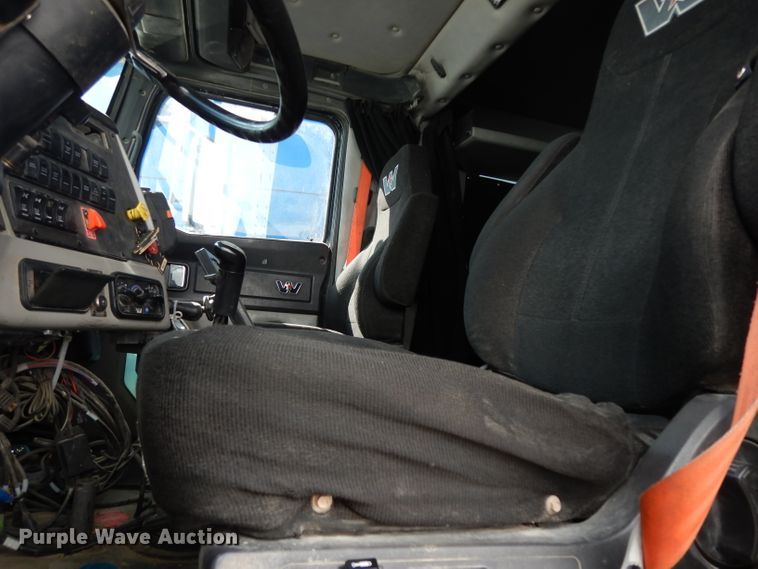 image for item DJ6534 2015 Western Star 4900A  semi truck