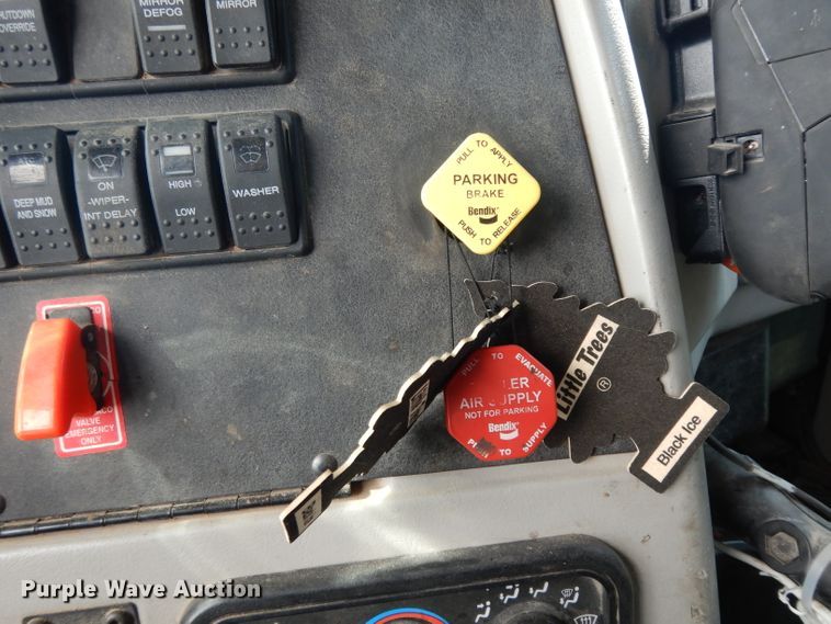 image for item DJ6534 2015 Western Star 4900A  semi truck