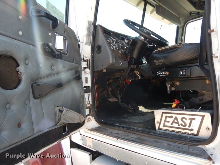 image for item DJ6601 1998 Western Star 4900  semi truck