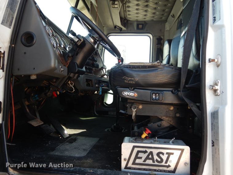 image for item DJ6601 1998 Western Star 4900  semi truck