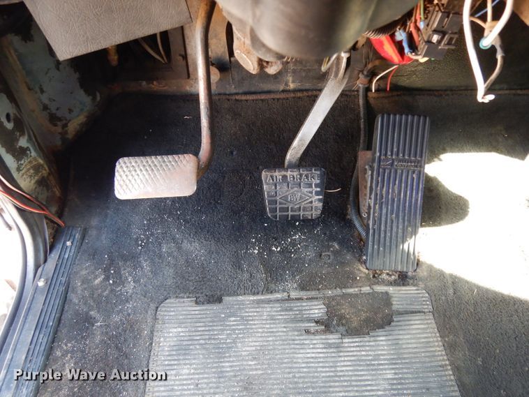 image for item DJ6601 1998 Western Star 4900  semi truck