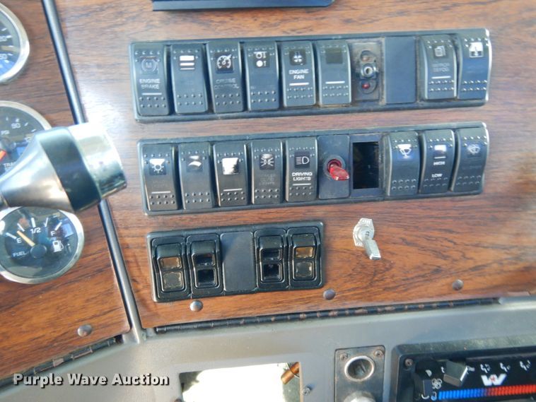 image for item DJ6601 1998 Western Star 4900  semi truck