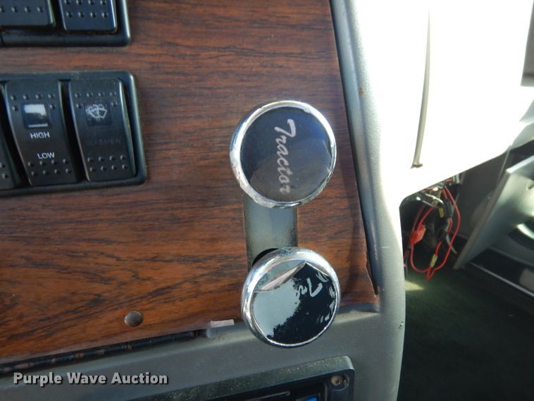 image for item DJ6601 1998 Western Star 4900  semi truck