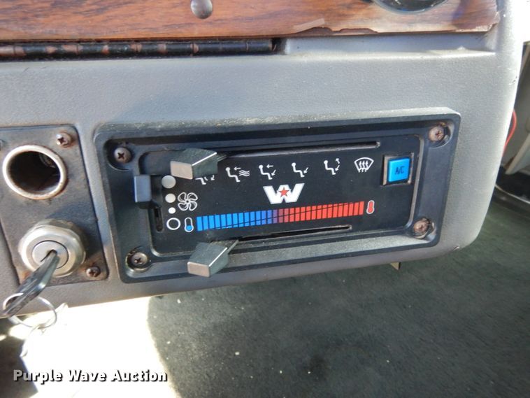 image for item DJ6601 1998 Western Star 4900  semi truck