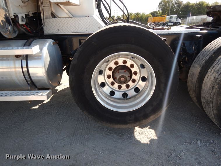 image for item DJ6601 1998 Western Star 4900  semi truck