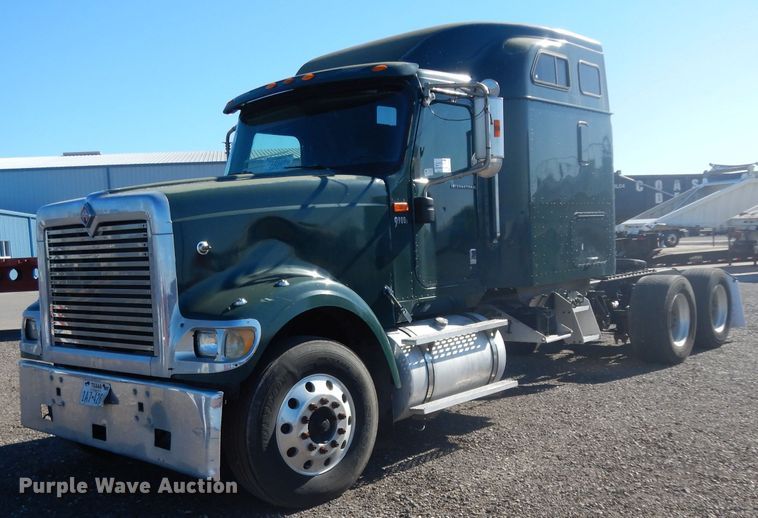 image for item DJ6604 2004 International 9900i  semi truck