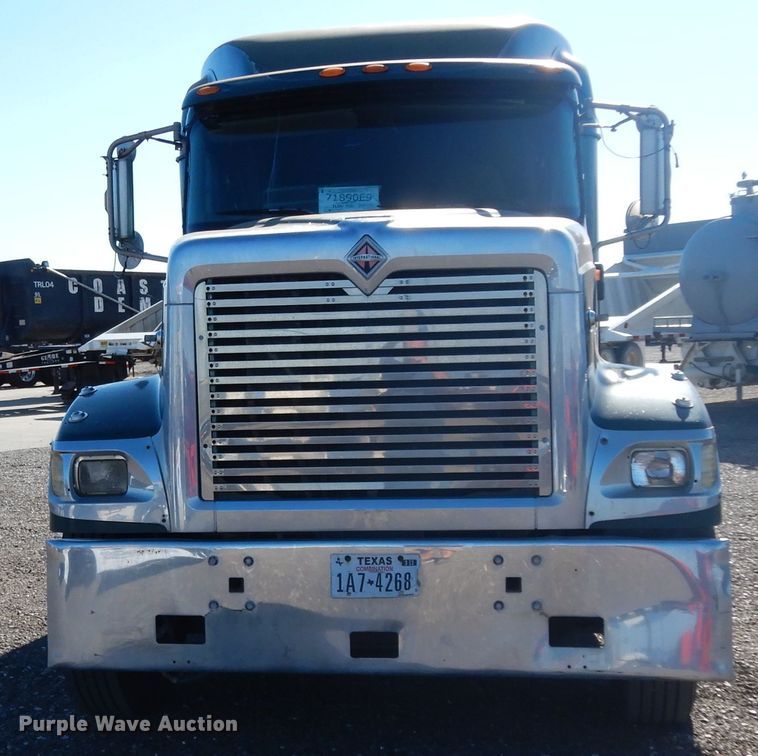 image for item DJ6604 2004 International 9900i  semi truck