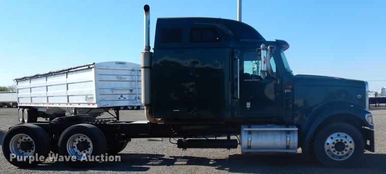 image for item DJ6604 2004 International 9900i  semi truck
