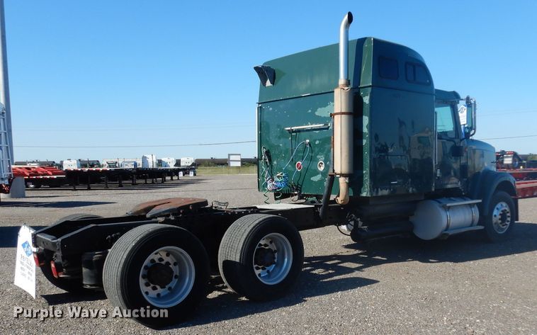 image for item DJ6604 2004 International 9900i  semi truck