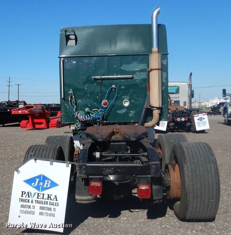 image for item DJ6604 2004 International 9900i  semi truck