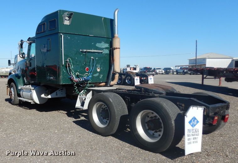 image for item DJ6604 2004 International 9900i  semi truck