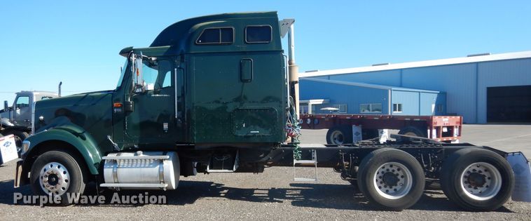 image for item DJ6604 2004 International 9900i  semi truck