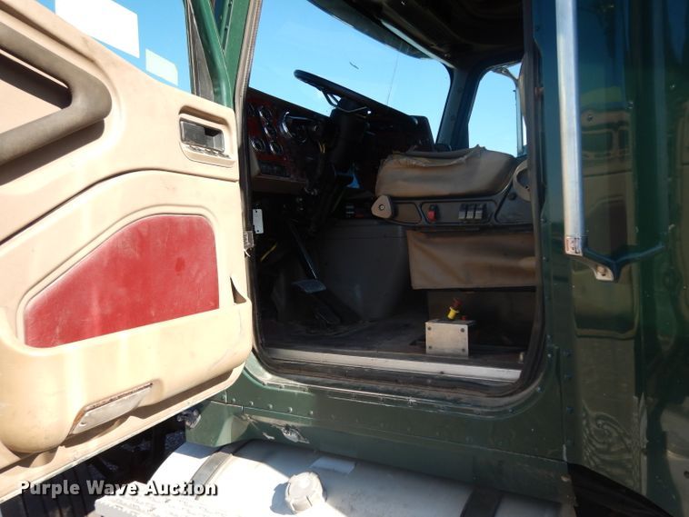 image for item DJ6604 2004 International 9900i  semi truck