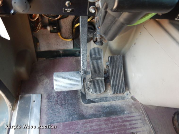 image for item DJ6604 2004 International 9900i  semi truck