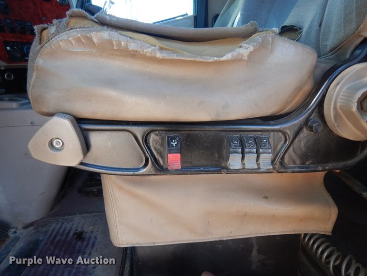 image for item DJ6604 2004 International 9900i  semi truck