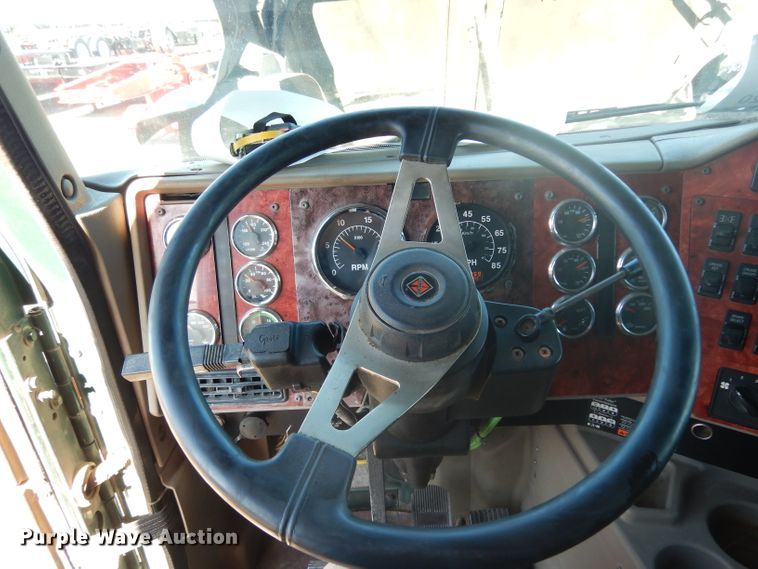 image for item DJ6604 2004 International 9900i  semi truck