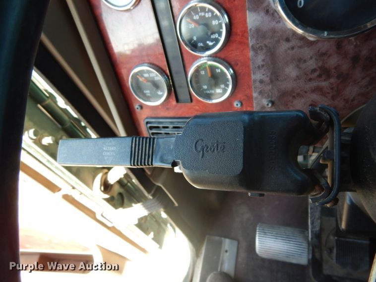 image for item DJ6604 2004 International 9900i  semi truck