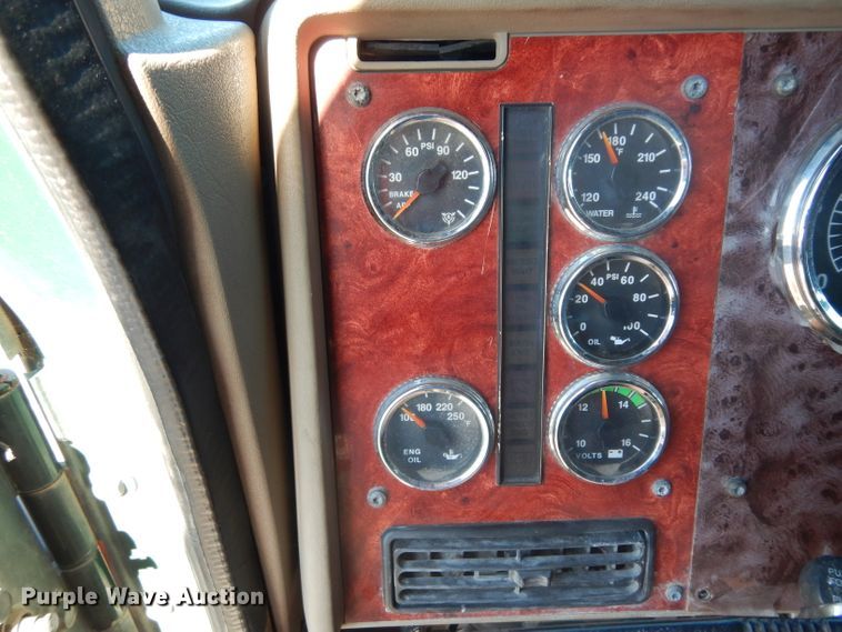 image for item DJ6604 2004 International 9900i  semi truck