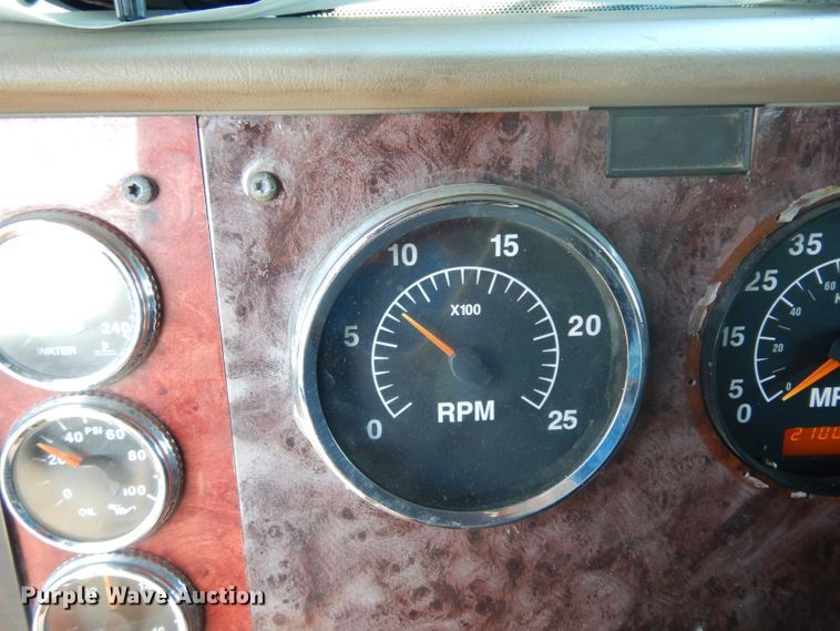 image for item DJ6604 2004 International 9900i  semi truck