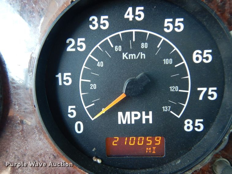 image for item DJ6604 2004 International 9900i  semi truck