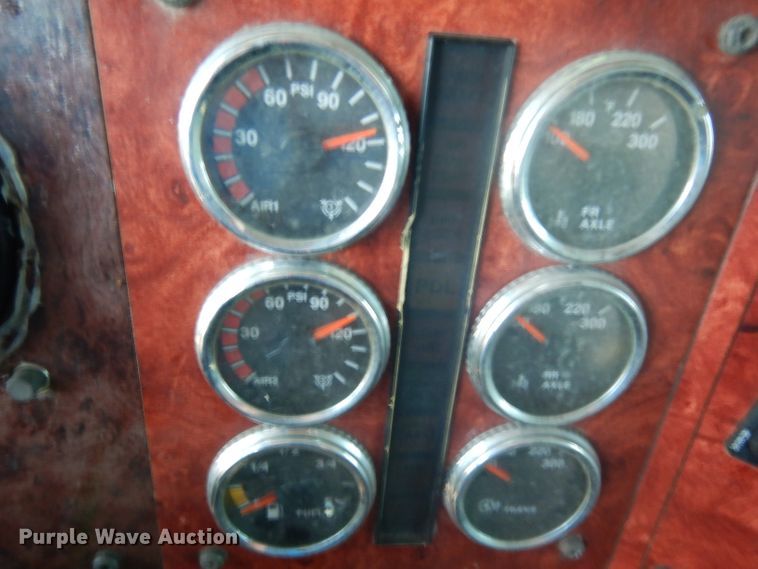 image for item DJ6604 2004 International 9900i  semi truck