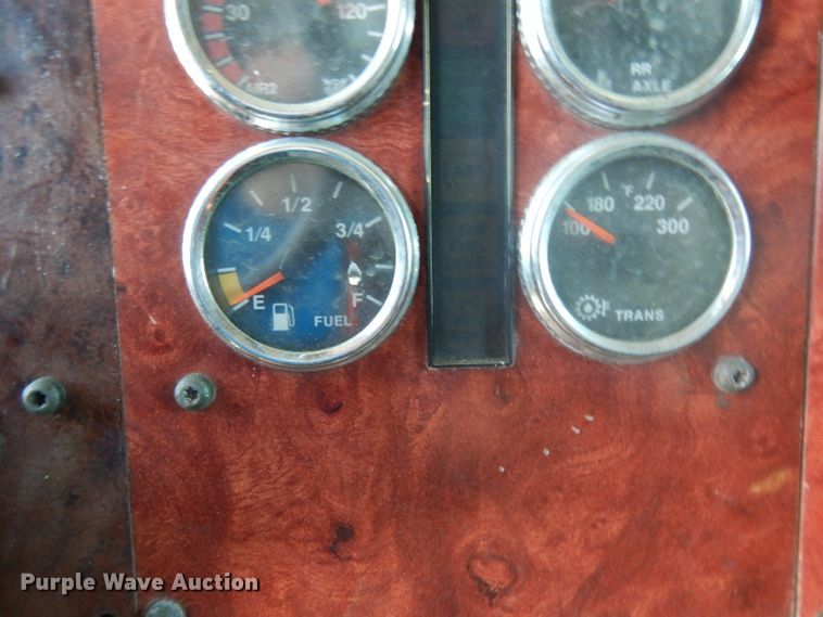 image for item DJ6604 2004 International 9900i  semi truck