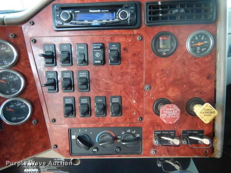 image for item DJ6604 2004 International 9900i  semi truck