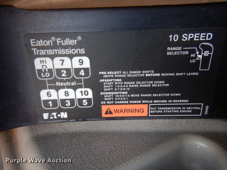 image for item DJ6604 2004 International 9900i  semi truck