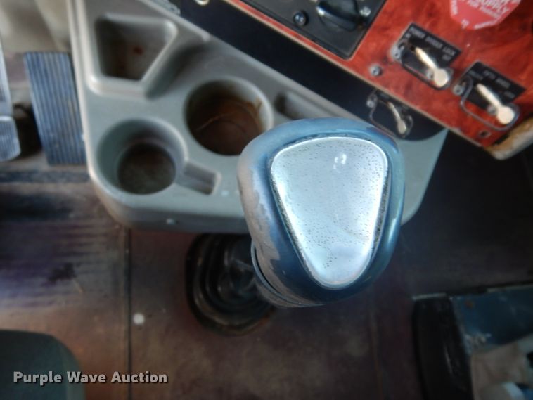 image for item DJ6604 2004 International 9900i  semi truck