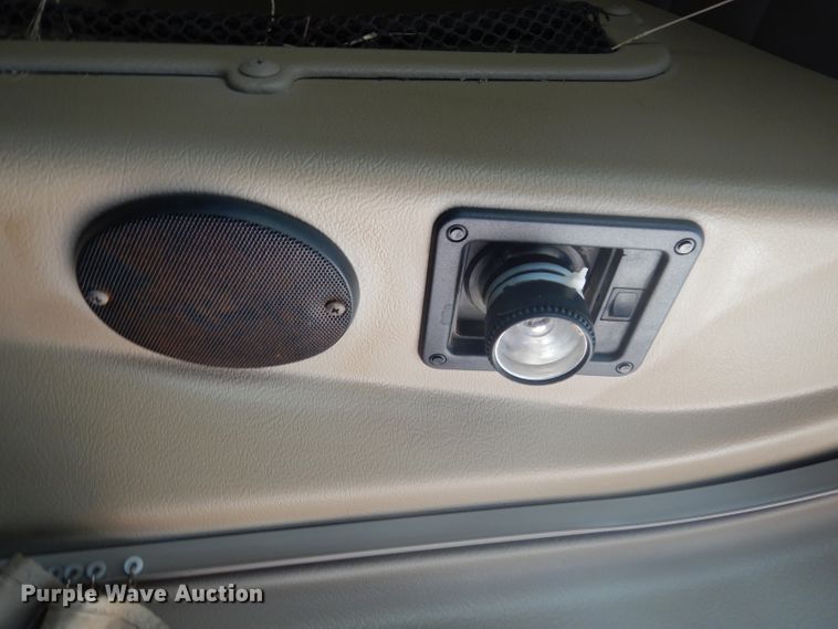 image for item DJ6604 2004 International 9900i  semi truck