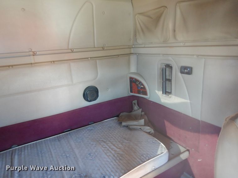 image for item DJ6604 2004 International 9900i  semi truck