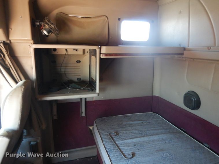 image for item DJ6604 2004 International 9900i  semi truck