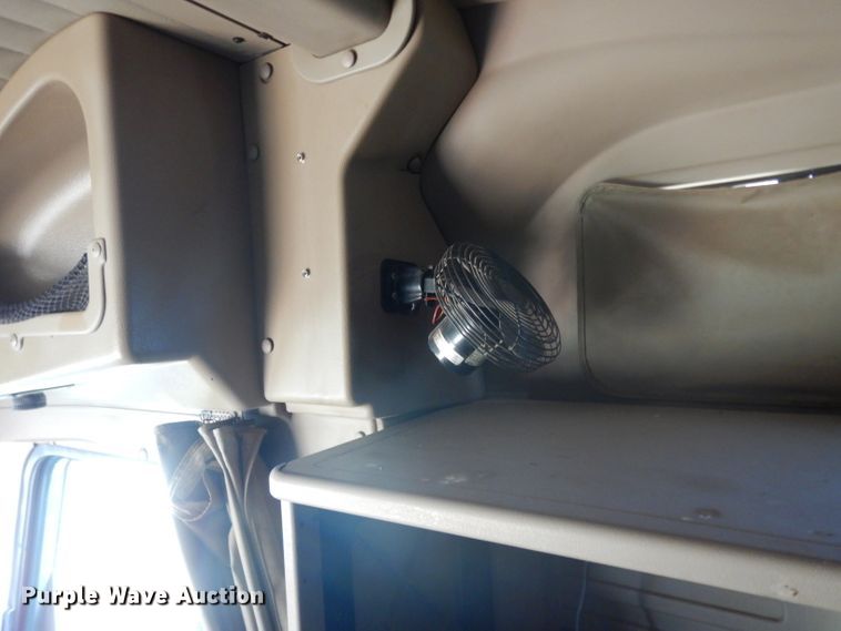 image for item DJ6604 2004 International 9900i  semi truck