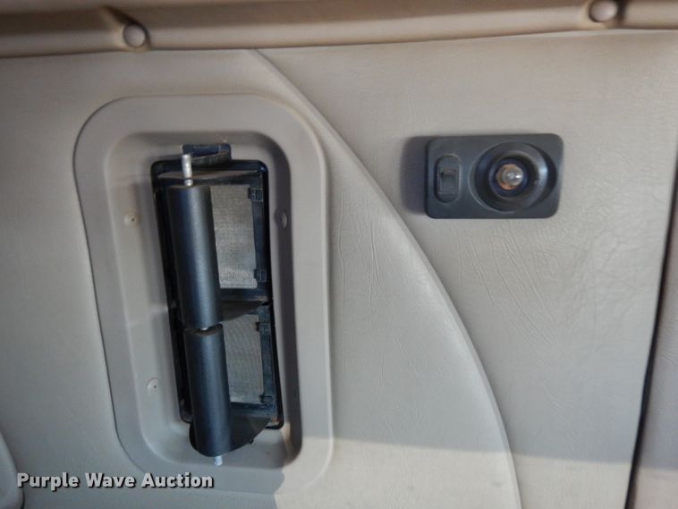 image for item DJ6604 2004 International 9900i  semi truck