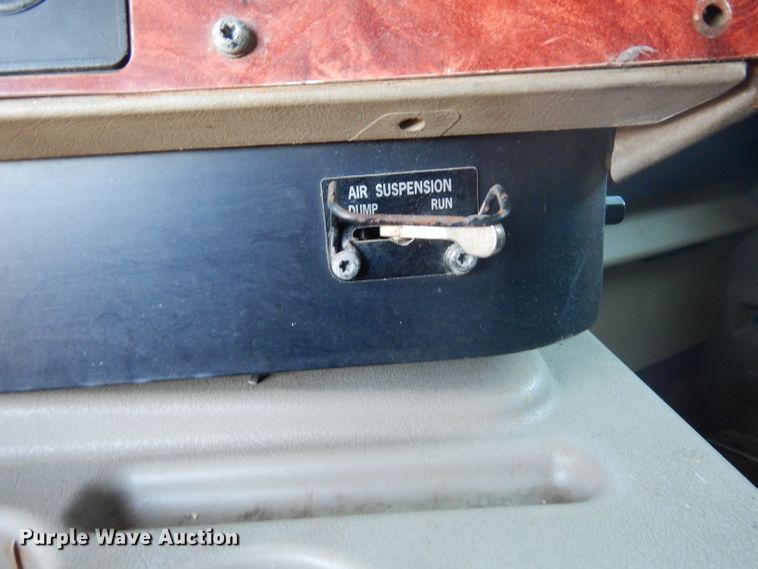 image for item DJ6604 2004 International 9900i  semi truck