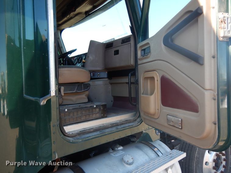 image for item DJ6604 2004 International 9900i  semi truck