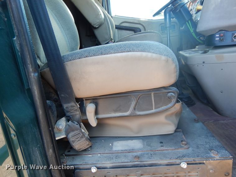 image for item DJ6604 2004 International 9900i  semi truck