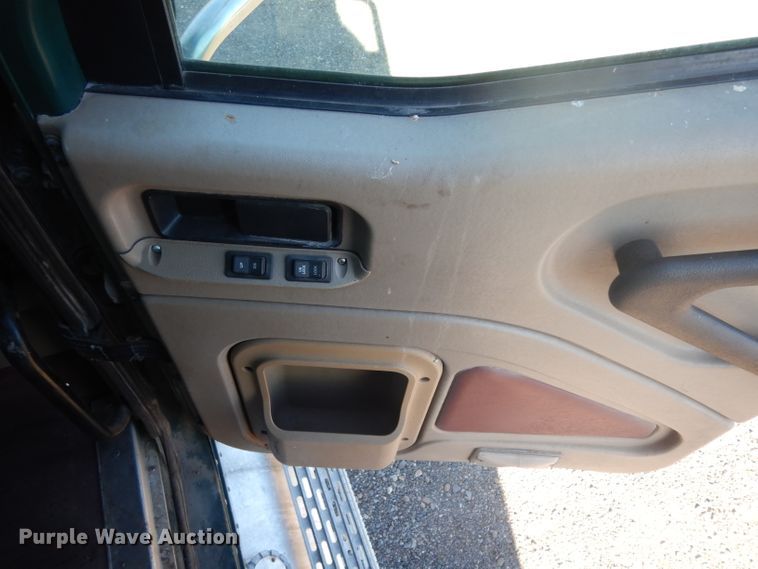 image for item DJ6604 2004 International 9900i  semi truck