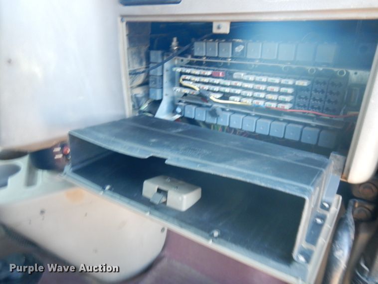 image for item DJ6604 2004 International 9900i  semi truck