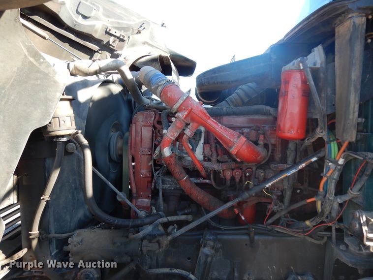 image for item DJ6604 2004 International 9900i  semi truck