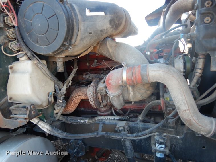 image for item DJ6604 2004 International 9900i  semi truck