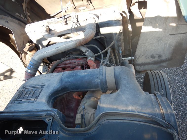 image for item DJ6604 2004 International 9900i  semi truck