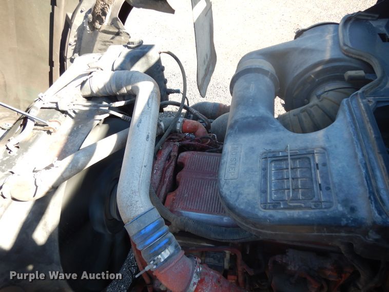 image for item DJ6604 2004 International 9900i  semi truck