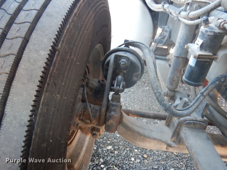 image for item DJ6604 2004 International 9900i  semi truck