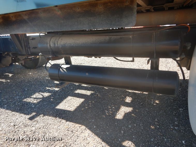 image for item DJ6604 2004 International 9900i  semi truck