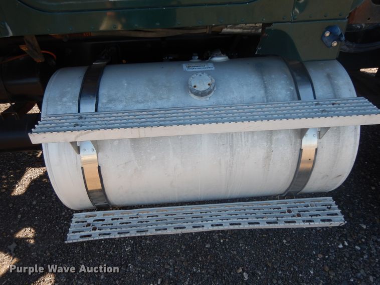 image for item DJ6604 2004 International 9900i  semi truck