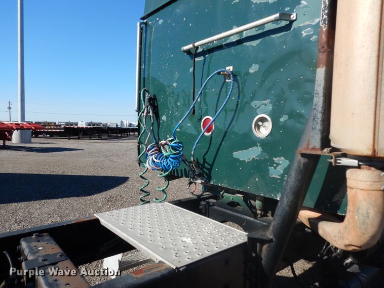 image for item DJ6604 2004 International 9900i  semi truck