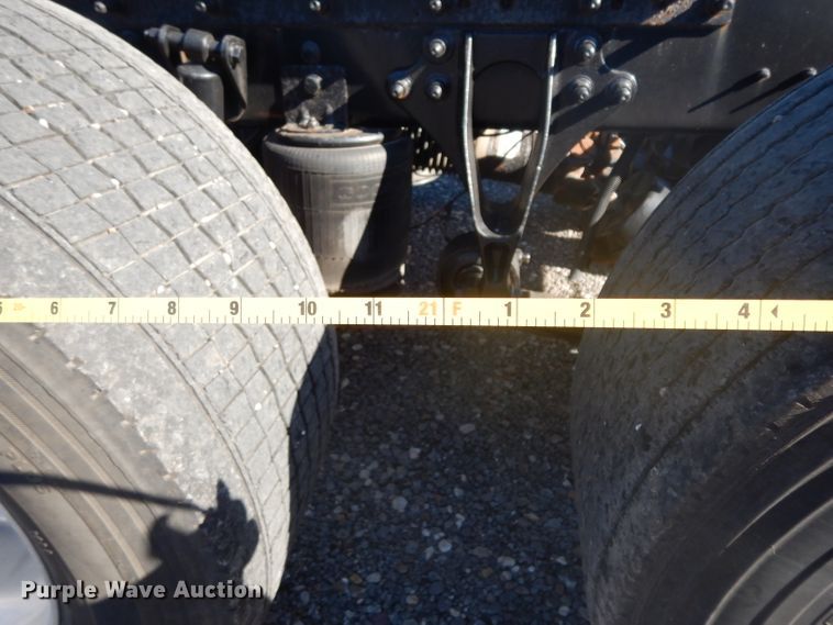 image for item DJ6604 2004 International 9900i  semi truck